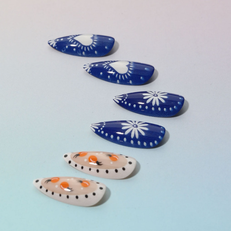 Körömdíszítő matricák – Mandula alakú, Francia stílus, 24 db, Minták: szívek, virágok, csillagos ég