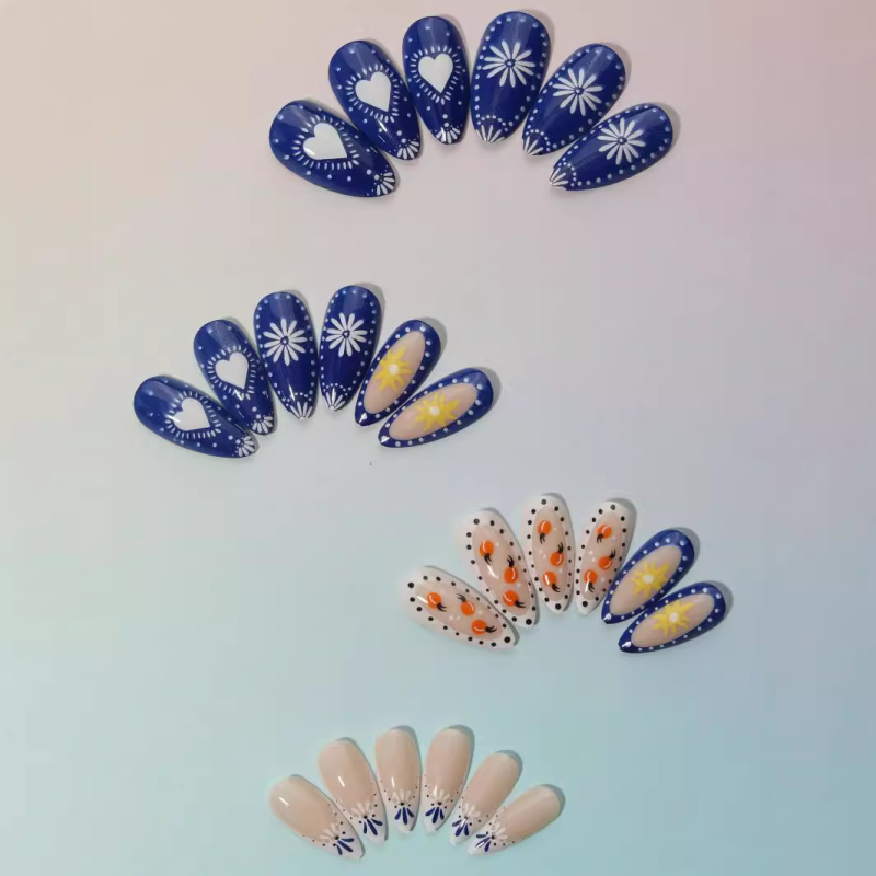 Körömdíszítő matricák – Mandula alakú, Francia stílus, 24 db, Minták: szívek, virágok, csillagos ég