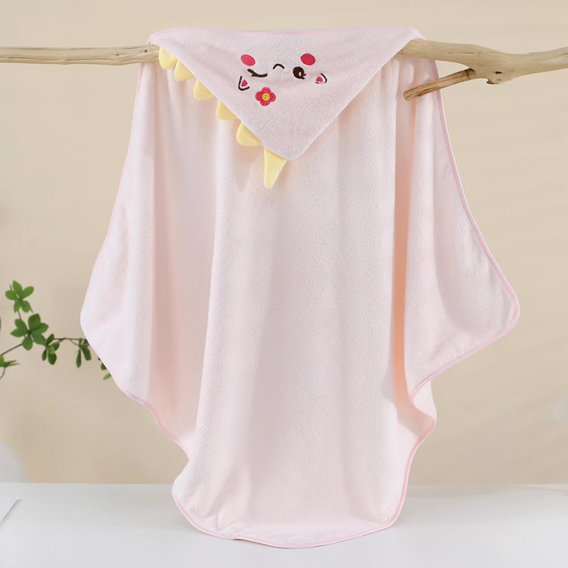 Kūdikių antklodė su gobtuvu iš koralų veliūro – minkšta, sugerianti, žiemai skirta vaikams (medžiaga: koralų veliūras; pagrindinis audinys: 90% poliesteris; svoris: 360 g; sezonas: žiema; tinkama vaikams)