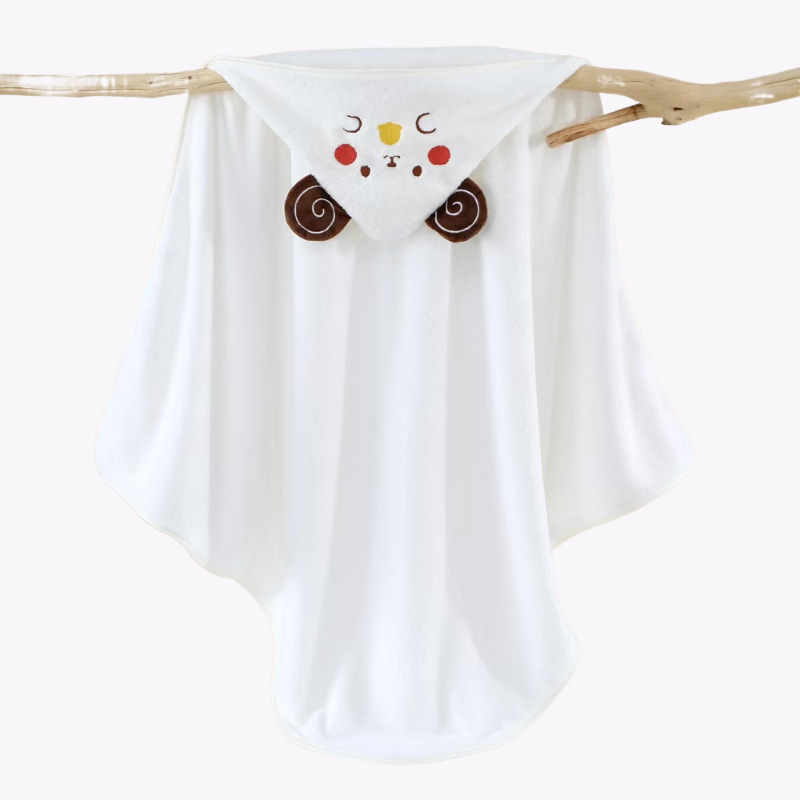 Kūdikių antklodė su gobtuvu iš koralų veliūro – minkšta, sugerianti, žiemai skirta vaikams (medžiaga: koralų veliūras; pagrindinis audinys: 90% poliesteris; svoris: 360 g; sezonas: žiema; tinkama vaikams)