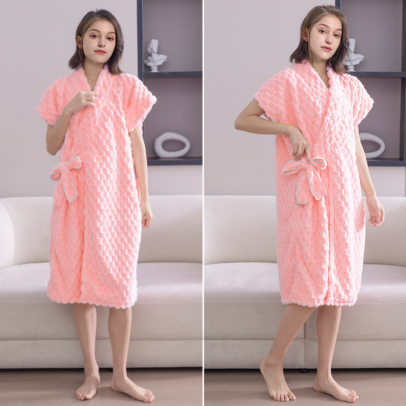 Moteriškas chalatas iš koralų fliso, sugeria drėgmę, pagrindinis audinys 80% poliesteris, svoris 475 g, tinkamas rudeniui