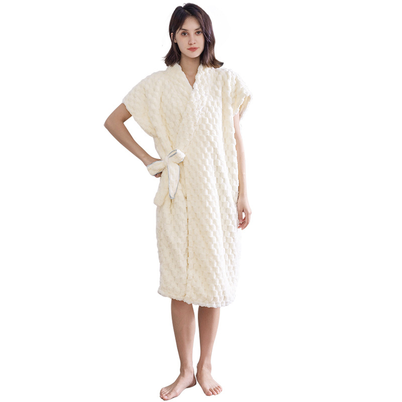 Moteriškas chalatas iš koralų fliso, sugeria drėgmę, pagrindinis audinys 80% poliesteris, svoris 475 g, tinkamas rudeniui