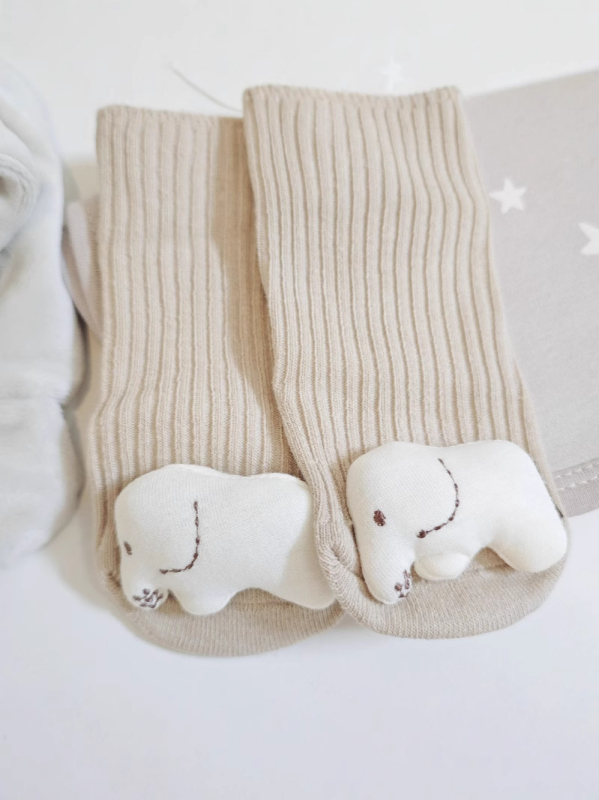 Новородено успокояващ подаръчен комплект 0–6 месеца: кърпа за успокояване, ръчна дрънкалка, подаръчна кутия с аксесоари; 100% памучна марля, неутрален пол.