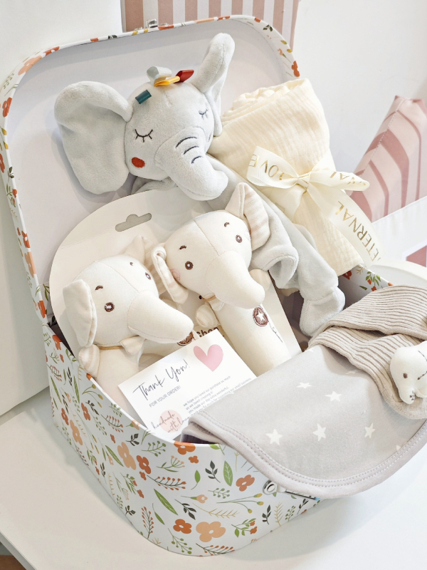 Новородено успокояващ подаръчен комплект 0–6 месеца: кърпа за успокояване, ръчна дрънкалка, подаръчна кутия с аксесоари; 100% памучна марля, неутрален пол.