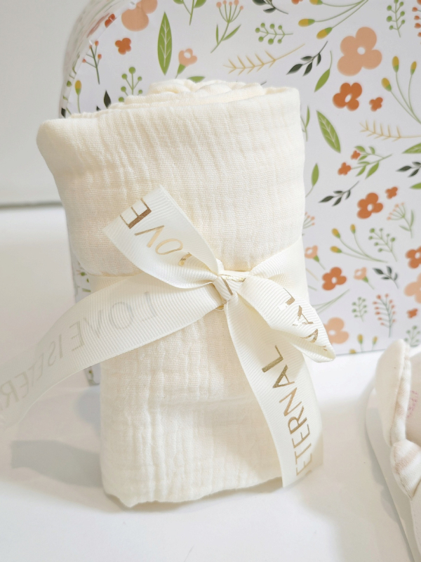 Новородено успокояващ подаръчен комплект 0–6 месеца: кърпа за успокояване, ръчна дрънкалка, подаръчна кутия с аксесоари; 100% памучна марля, неутрален пол.