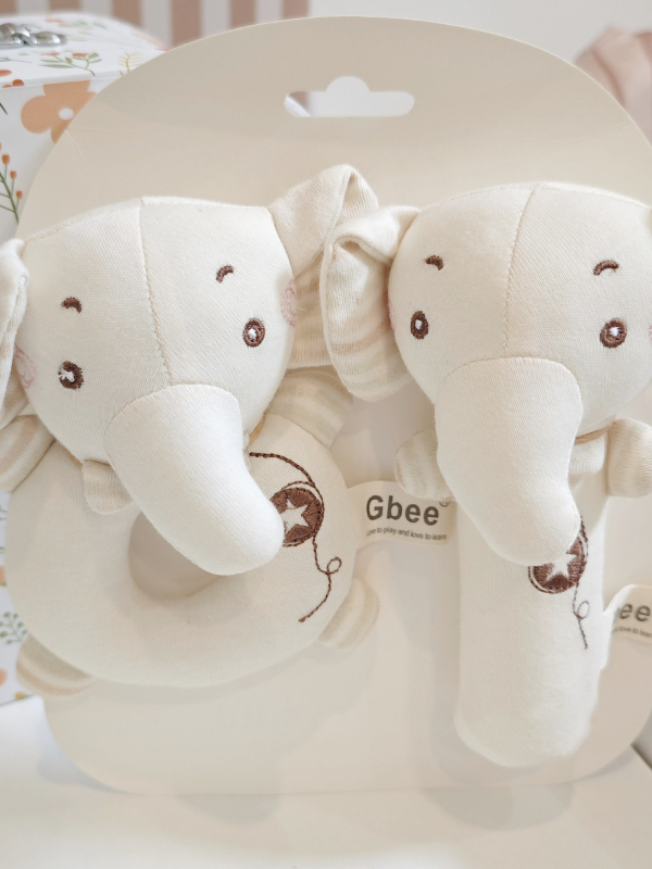 Новородено успокояващ подаръчен комплект 0–6 месеца: кърпа за успокояване, ръчна дрънкалка, подаръчна кутия с аксесоари; 100% памучна марля, неутрален пол.