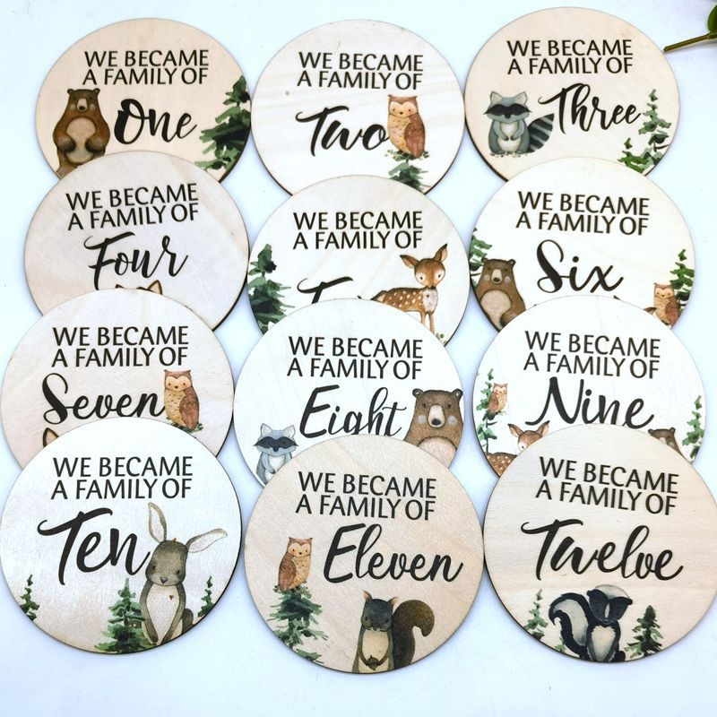 Kör alakú, fából készült babamérföldkő fotó kellék erdő állatos mintával, születési év és hónap, kétoldalas nyomtatás