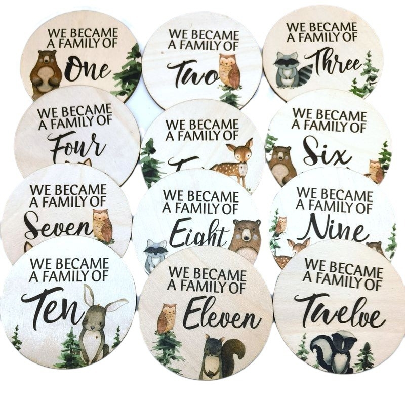 Kör alakú, fából készült babamérföldkő fotó kellék erdő állatos mintával, születési év és hónap, kétoldalas nyomtatás