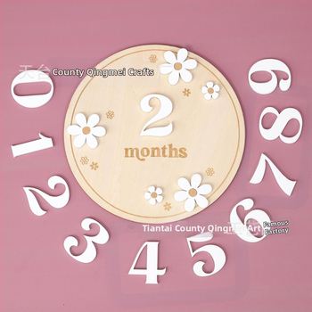 Ξύλινο αναμνηστικό μωρού – στρογγυλό σημάδι γέννησης από Boxwood με μονοπλευρή φλοραλ κατασκευή