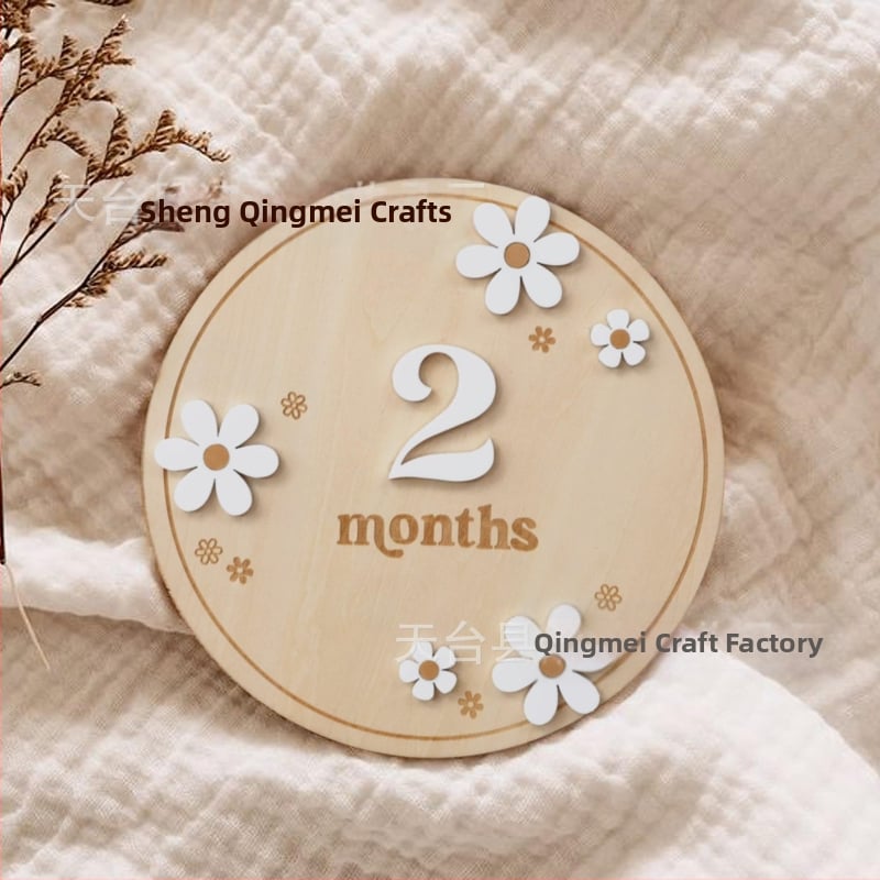 Ξύλινο αναμνηστικό μωρού – στρογγυλό σημάδι γέννησης από Boxwood με μονοπλευρή φλοραλ κατασκευή