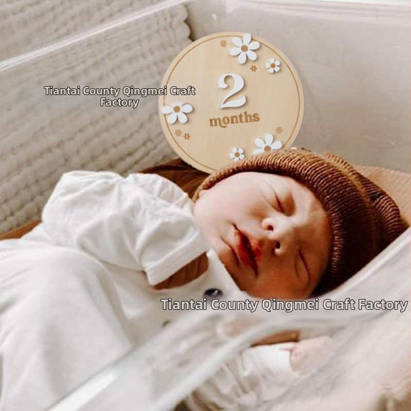 Drevený detský míľnik – kruhový Boxwood znak narodenia s jednostranou kvetinovou výzdobou