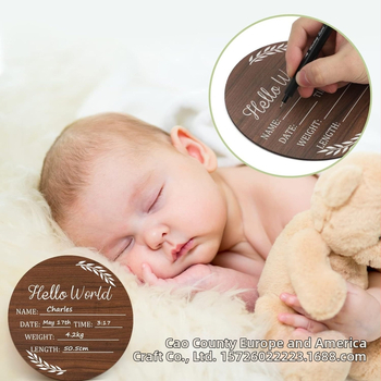 Πινακίδα μωρού από ξύλο με Hello World για φωτογράφηση νεογέννητων — μοντέρνο μινιμαλιστικό στυλ, κατάλληλη για οικιακή ή επαγγελματική χρήση