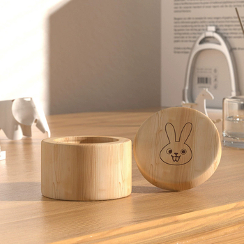 Medinė atminimų dėžutė pieno dantims ir plaukams su srieginiu dangteliu