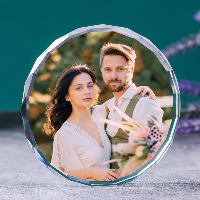 Ornament de cristal cu imagine gravată personalizat; Lingcai Crystal; Categorie: personaje; Ambalaj: carton; Potrivit pentru nunți, zile de naștere, absolvire și inaugurarea unei case noi.