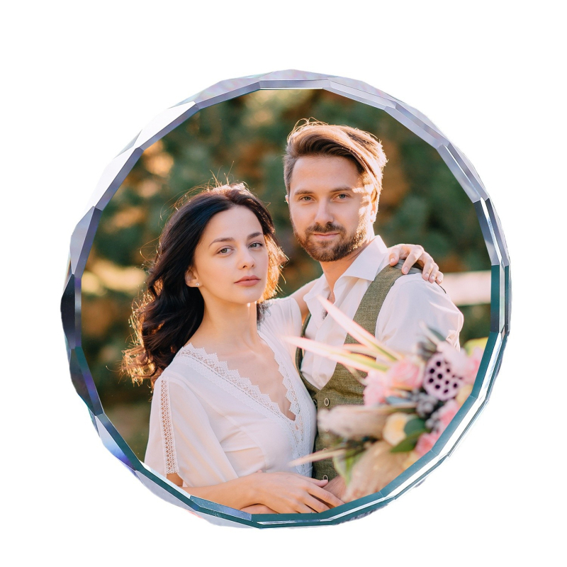 Ornament de cristal cu imagine gravată personalizat; Lingcai Crystal; Categorie: personaje; Ambalaj: carton; Potrivit pentru nunți, zile de naștere, absolvire și inaugurarea unei case noi.