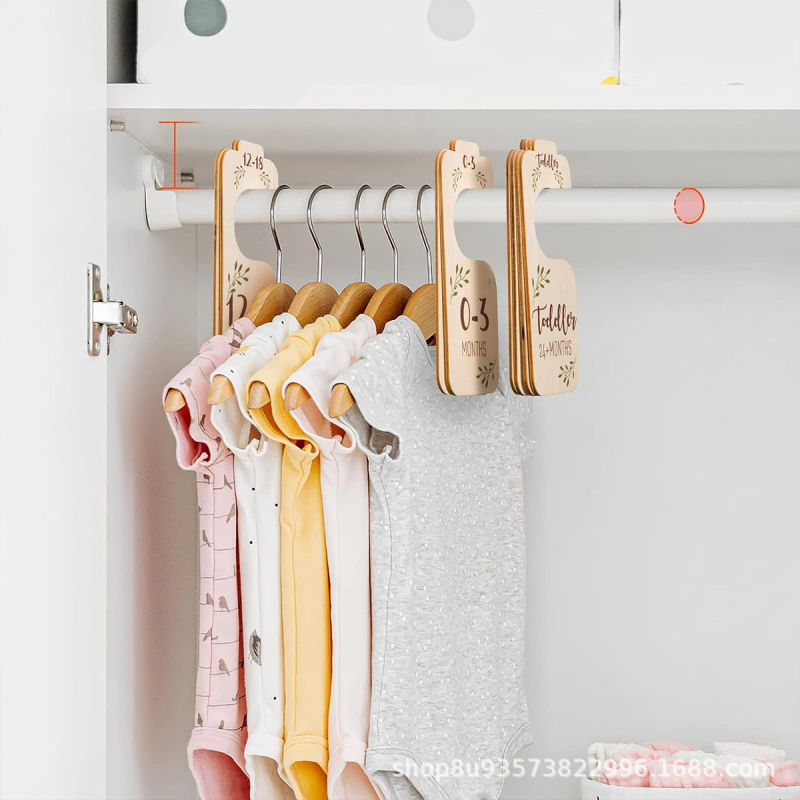 Kétszárnyú, fából készült babagardrób elválasztó a ruhák tárolásához, újszülöttől 24 hónapos korig; anyag: Boxwood; fa