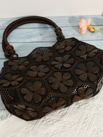 Ръчно изработена чанта от кокосова черупка — бохемски стил, плетена и хоризонтално квадратна форма; Материал: натурална кокосова черупка; Подплата: полиестер; Затваряне: цип; Вътрешен джоб за телефон; Две дръжки; Марка: Junya jewelry