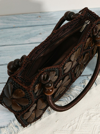 Ръчно изработена чанта от кокосова черупка — бохемски стил, плетена и хоризонтално квадратна форма; Материал: натурална кокосова черупка; Подплата: полиестер; Затваряне: цип; Вътрешен джоб за телефон; Две дръжки; Марка: Junya jewelry