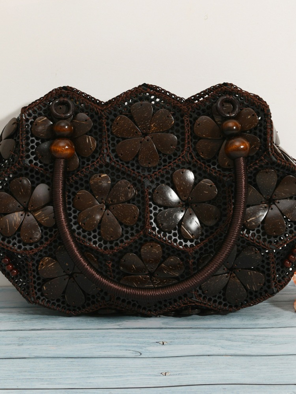 Ръчно изработена чанта от кокосова черупка — бохемски стил, плетена и хоризонтално квадратна форма; Материал: натурална кокосова черупка; Подплата: полиестер; Затваряне: цип; Вътрешен джоб за телефон; Две дръжки; Марка: Junya jewelry