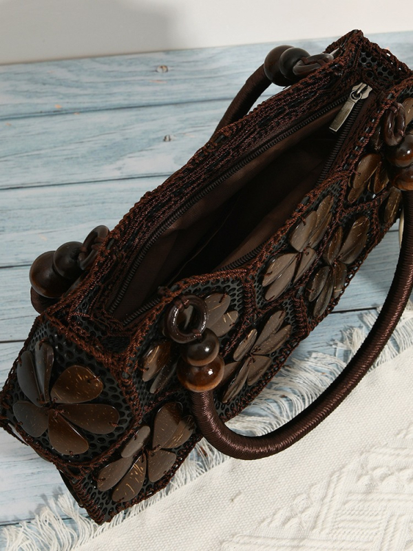 Ръчно изработена чанта от кокосова черупка — бохемски стил, плетена и хоризонтално квадратна форма; Материал: натурална кокосова черупка; Подплата: полиестер; Затваряне: цип; Вътрешен джоб за телефон; Две дръжки; Марка: Junya jewelry