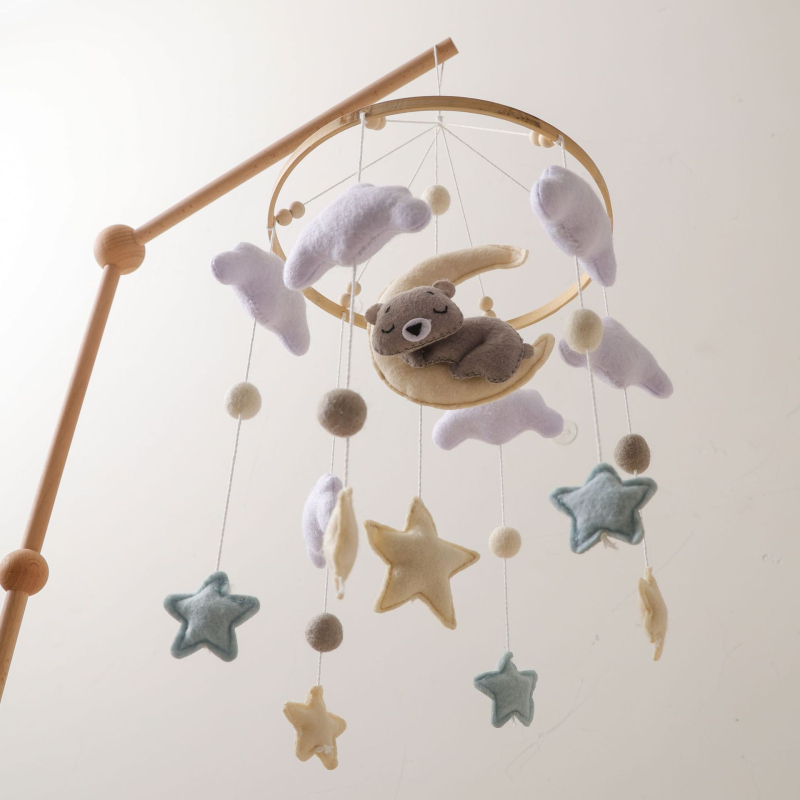 Звънче за креватче от дърво и филц — ръчно изработено, без монтаж, успокояващ за сън за деца 0–3 години