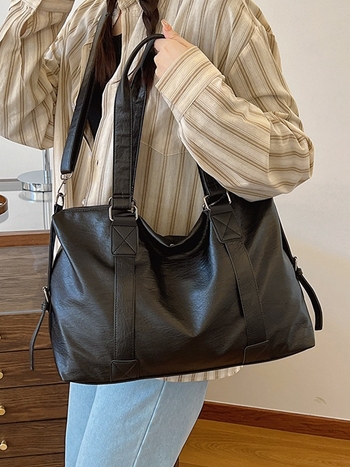 PU anyagú tote táska, vízszintes négyzet alakú, cipzáras nyitás, poliészter bélés