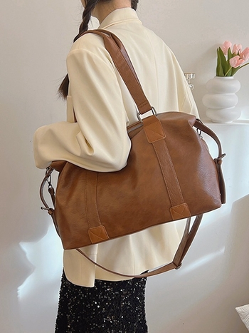 PU anyagú tote táska, vízszintes négyzet alakú, cipzáras nyitás, poliészter bélés