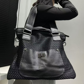 Чанта Tote от естествена кожа, градски минималистичен стил, хоризонтална квадратна форма, цип за отваряне, вътрешен джоб за мобилен телефон, подплата от полиестер.