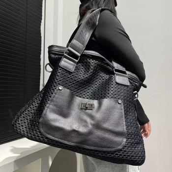 Чанта Tote от естествена кожа, градски минималистичен стил, хоризонтална квадратна форма, цип за отваряне, вътрешен джоб за мобилен телефон, подплата от полиестер.