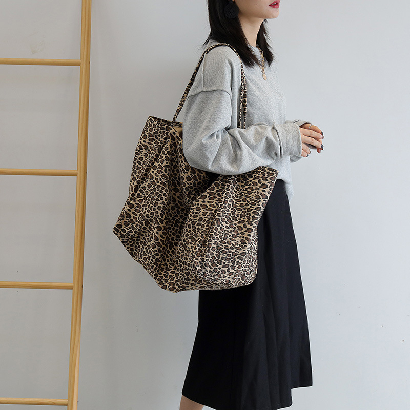 Leopard mintás vászon tote táska - Utcai stílus (Leopard minta, Vászon, Két vállpánt, Nincs bélés)