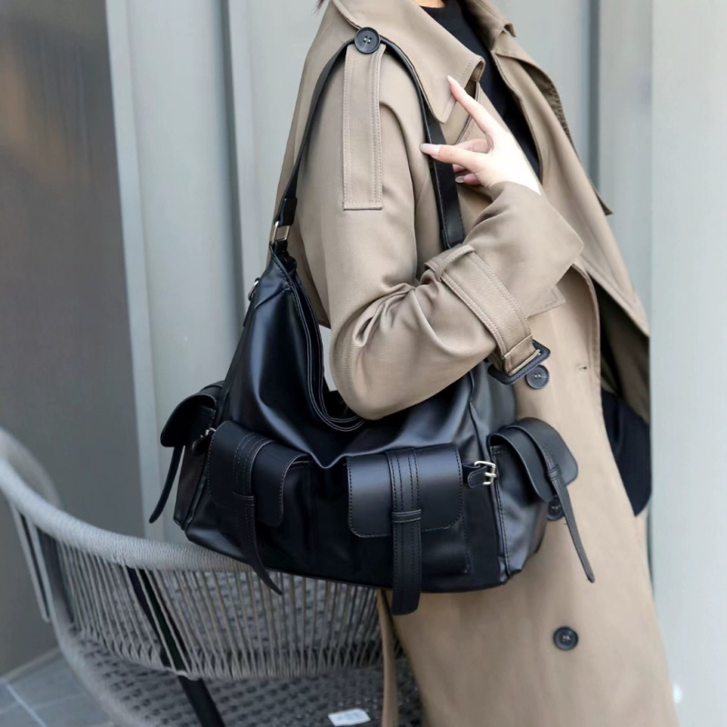 Női PU bőr váll- és keresztbody táska, utcai stílus, kapacitás 20–35 L, belső poliészter bélés, modell 5485