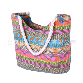 Vállon tartható vászon táska etnikus mintával, cipzáras záródás, belső zsebek: cipzáras zseb, telefonzseb, ID-zseb, laptopzseb, vízszintes négyzet alakú forma