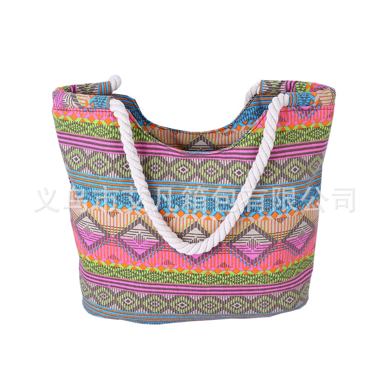 Vállon tartható vászon táska etnikus mintával, cipzáras záródás, belső zsebek: cipzáras zseb, telefonzseb, ID-zseb, laptopzseb, vízszintes négyzet alakú forma