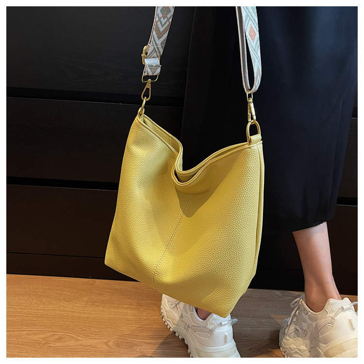 Geantă PU Tote — Inspirație vintage, formă orizontală pătrată, închidere cu fermoar, buzunar interior cu fermoar, cu o singură curea