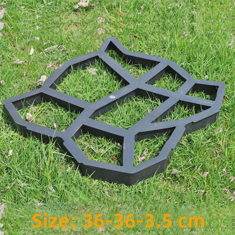 Trīsdaļīgs dārza instrumentu komplekts takai dārzā