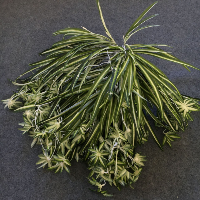 Viseća umjetna biljka od ratana, plastični listovi, poluručna/polumehanička izrada, kartonska ambalaža