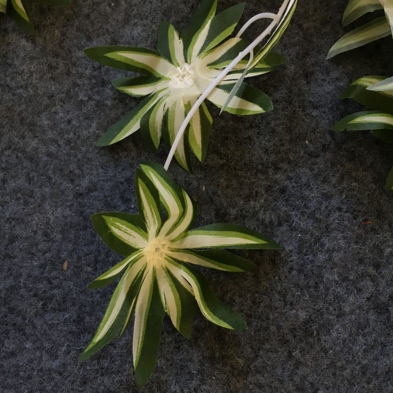 Viseća umjetna biljka od ratana, plastični listovi, poluručna/polumehanička izrada, kartonska ambalaža