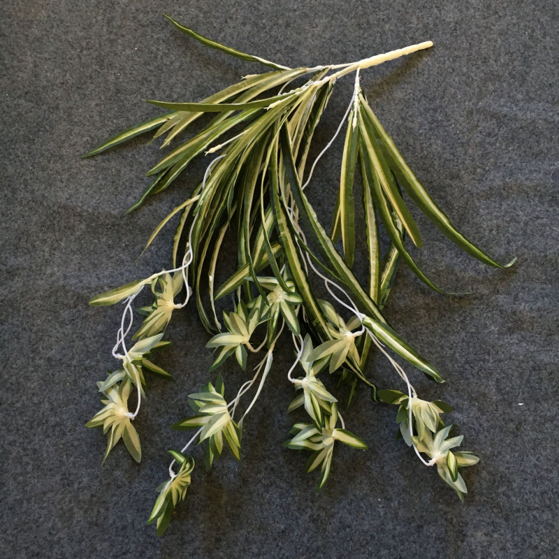 Viseća umjetna biljka od ratana, plastični listovi, poluručna/polumehanička izrada, kartonska ambalaža