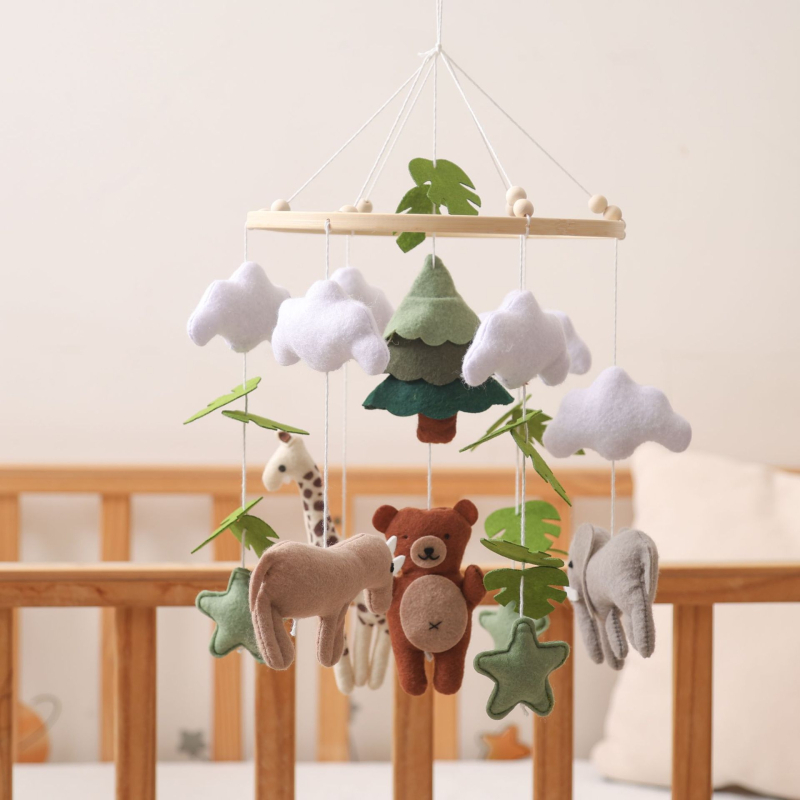 Детска висяща играчка за креватче, ръчна изработка от дърво и филц, подпомага визуално развитие и комфорт по време на сън, опакована в крафт кутия