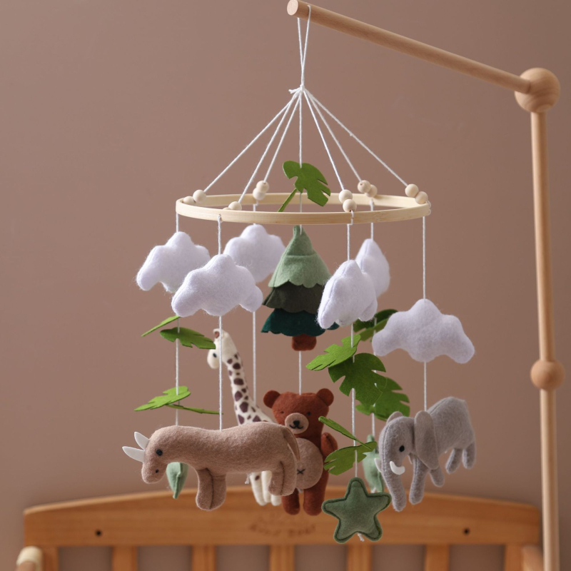 Детска висяща играчка за креватче, ръчна изработка от дърво и филц, подпомага визуално развитие и комфорт по време на сън, опакована в крафт кутия