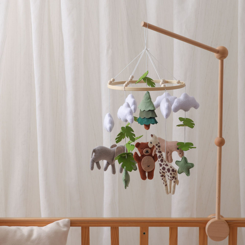 Детска висяща играчка за креватче, ръчна изработка от дърво и филц, подпомага визуално развитие и комфорт по време на сън, опакована в крафт кутия