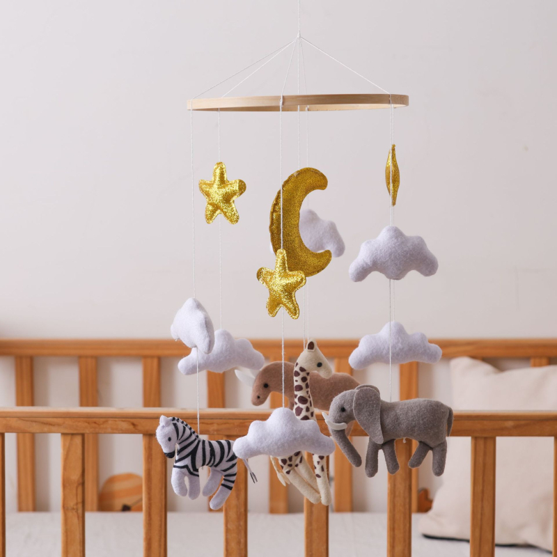 Фелтено джунгълско животно — звънче за кошара на бебето, успокояващо за сън и подпомагащо развитието на зрение и координация ръка-око, опаковано в кутия