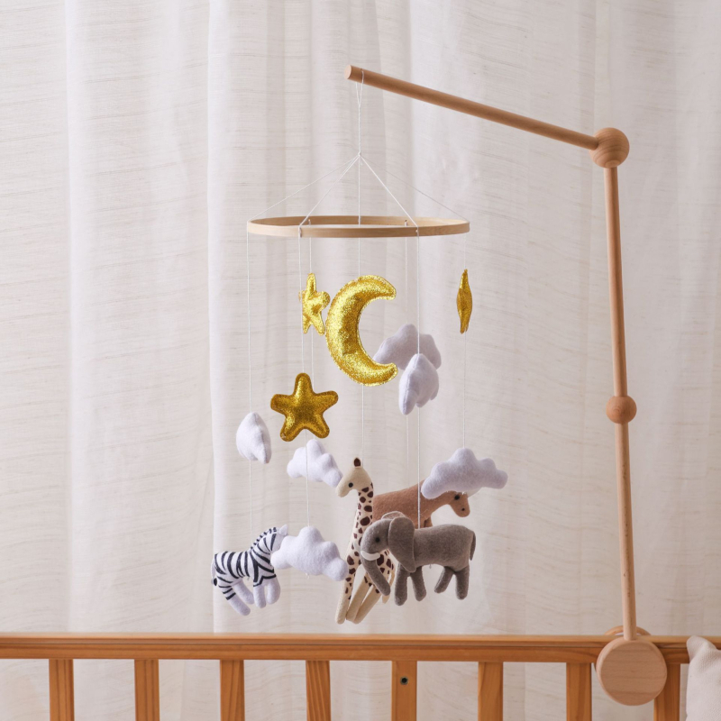 Фелтено джунгълско животно — звънче за кошара на бебето, успокояващо за сън и подпомагащо развитието на зрение и координация ръка-око, опаковано в кутия