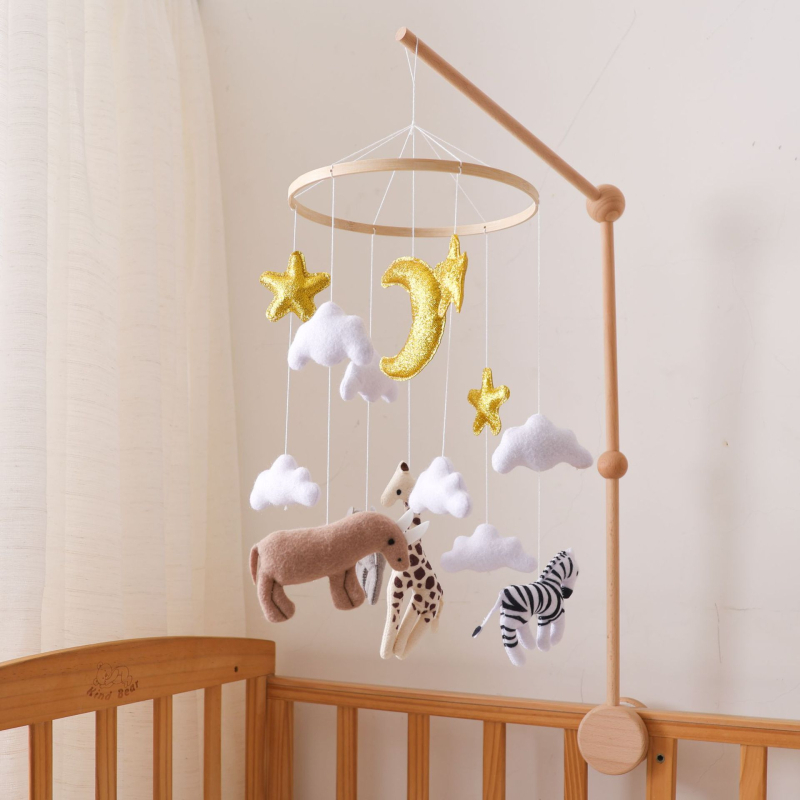 Фелтено джунгълско животно — звънче за кошара на бебето, успокояващо за сън и подпомагащо развитието на зрение и координация ръка-око, опаковано в кутия