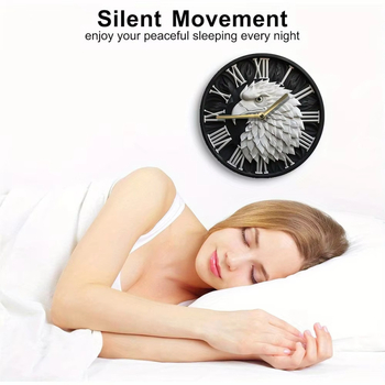 Fali óra csendes kvarc járással, kerek fém számlappal és tokkal, elemről működik, modern kialakítás.