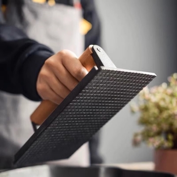 Geležinė mėsos presavimo lenta, stačiakampio formos, lauko kepsninėms, medine rankena, su įspaustu logotipu