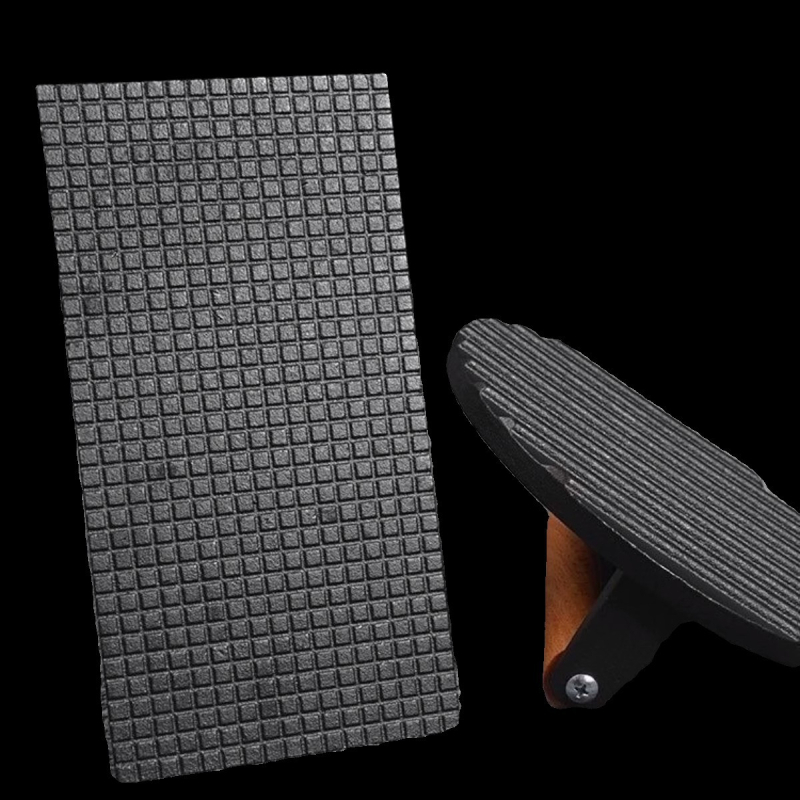 Geležinė mėsos presavimo lenta, stačiakampio formos, lauko kepsninėms, medine rankena, su įspaustu logotipu