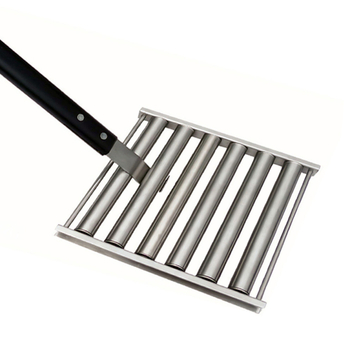 Išimamas dešros laikiklis iš 430 nerūdijančio plieno su medine rankena, kvadratinės formos, 0,36 kg