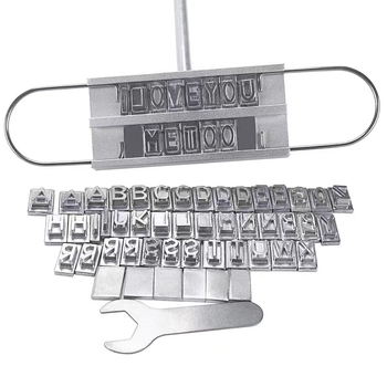 Háromrészes grillsütő branding készlet betűkkel — betűs márkajelzés és grillsütő lenyomat