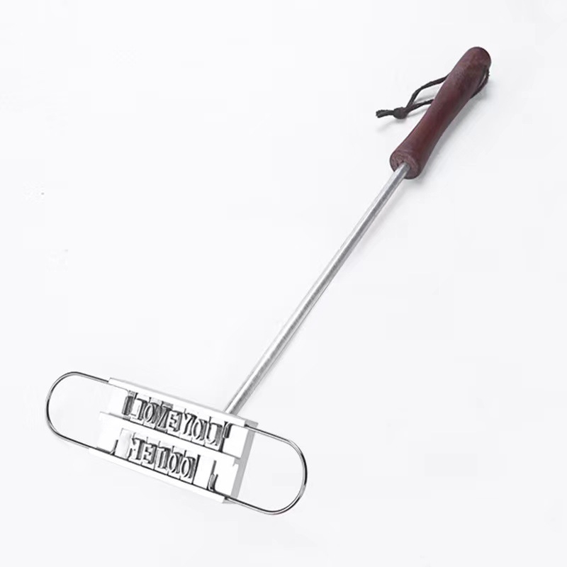 Háromrészes grillsütő branding készlet betűkkel — betűs márkajelzés és grillsütő lenyomat